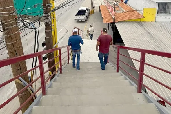 Estrenan puente peatonal en cruce de Tapioca y Manuel J. Clouthier