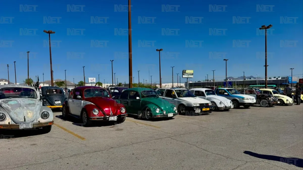 Celebran Día del Vocho con caravana de más de 100 autos en Juárez