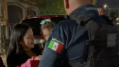 Policías sorprenden con regalo a niña de 2 años tras quedarse sin invitados en su fiesta