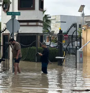 Bomberos desaguan calles y viviendas inundadas en Gardeno Residencial
