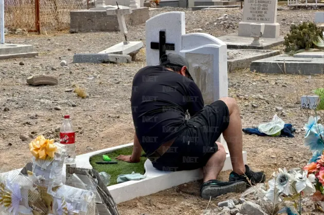 Visitan familias juarenses panteones por el Día de las Madres