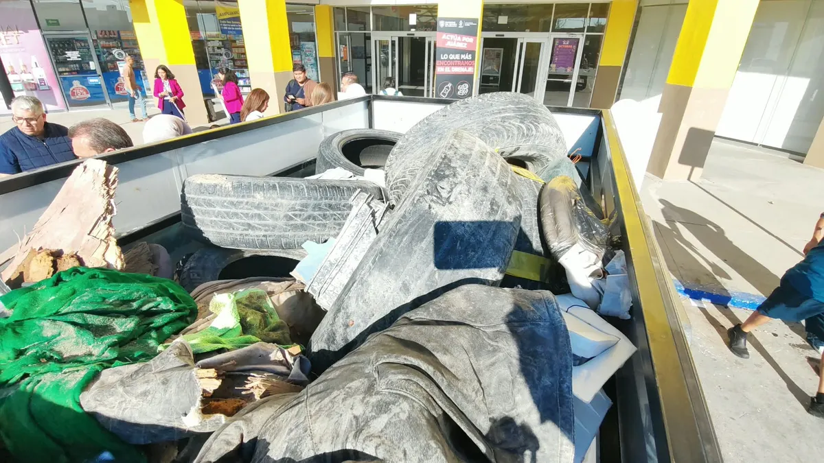 Exhibe JMAS desechos extraídos del drenaje en Plaza Las Américas
