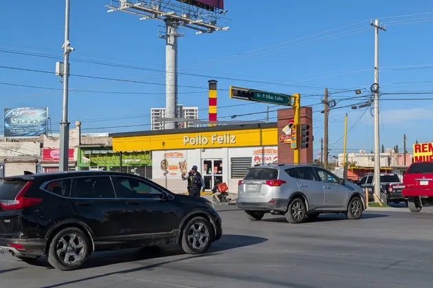 Falla en semáforos de Óscar Flores y Plutarco Elías Calles causa congestión vial