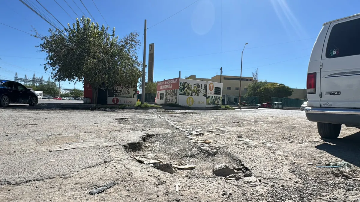 Baches en acceso a urgencias del IMSS 67 causan daños a vehículos