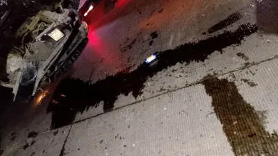 Conductor huye tras volcar su camioneta en el Camino Real