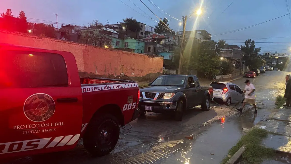 Auxilian a dos autos atrapados en arroyo por lluvias en Juárez