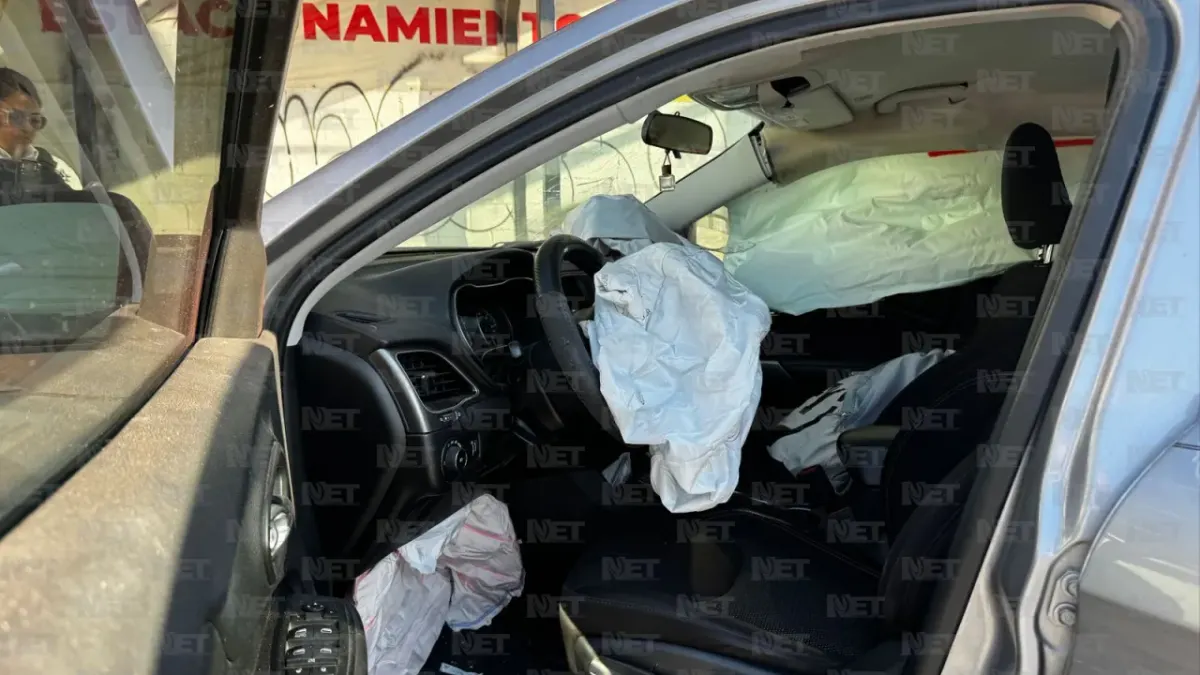 Queda mujer atrapada tras choque en Carlos Amaya y Cartagena