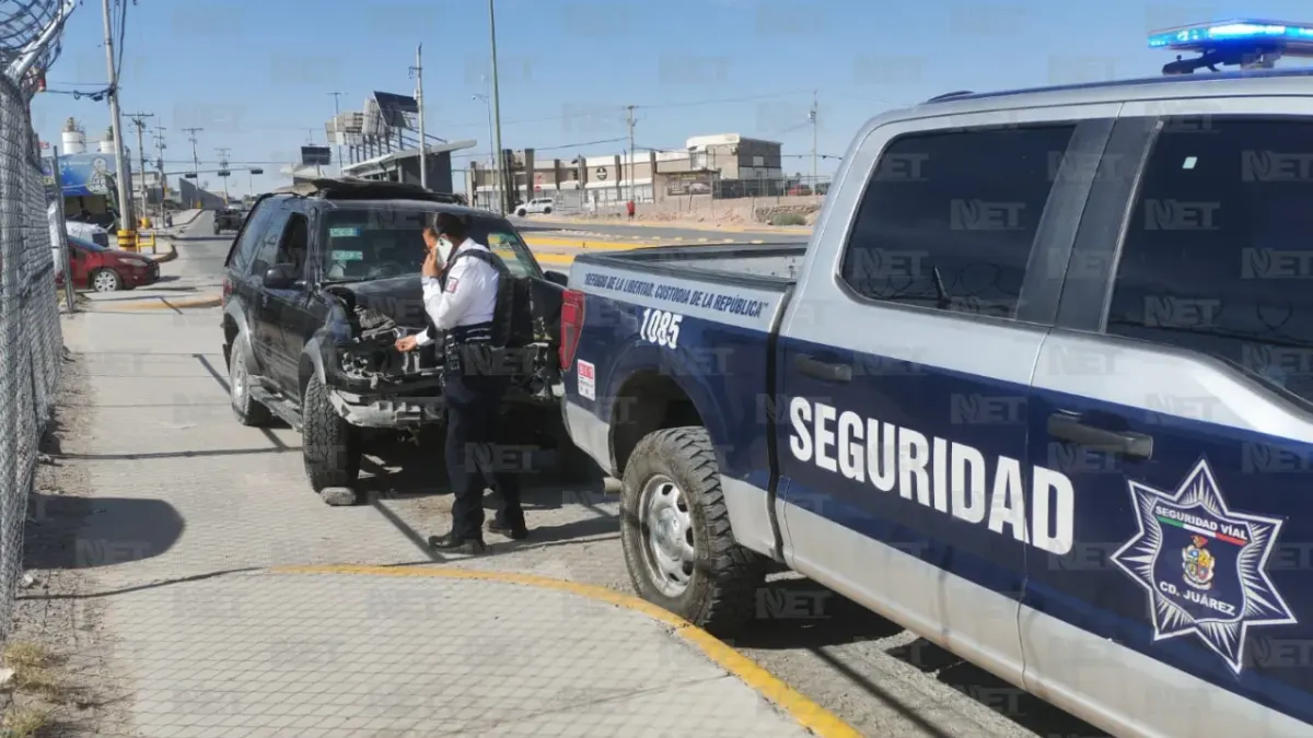 Camión se pasa luz roja, impacta camioneta y se da a la fuga en bulevar Zaragoza
