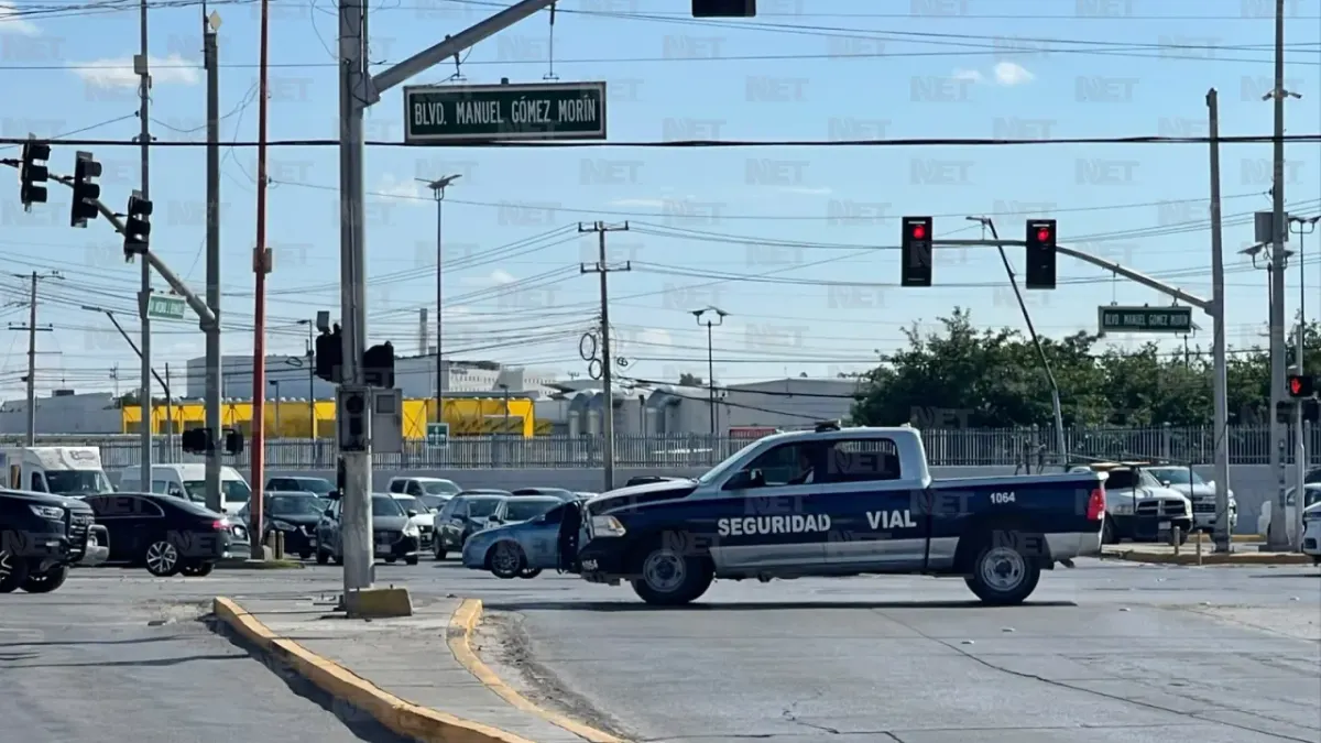 Choque frontal en avenida Bermúdez y Gómez Morín deja daños materiales