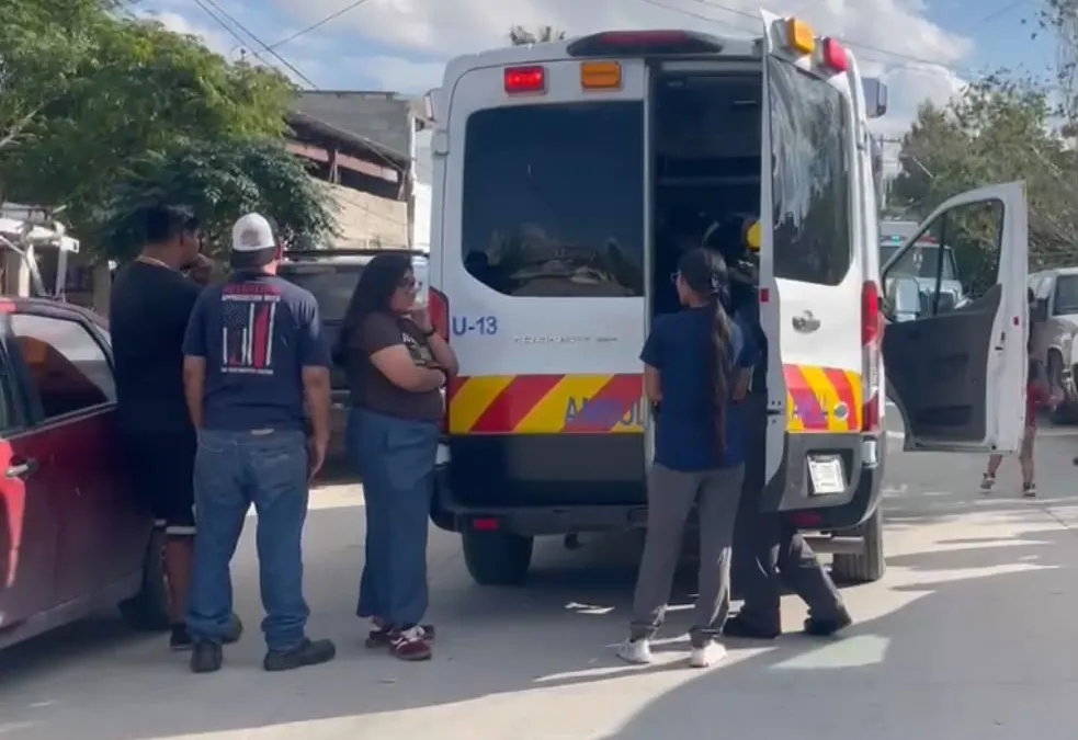 Mujer queda atrapada en segundo piso durante incendio y vecinos la rescatan