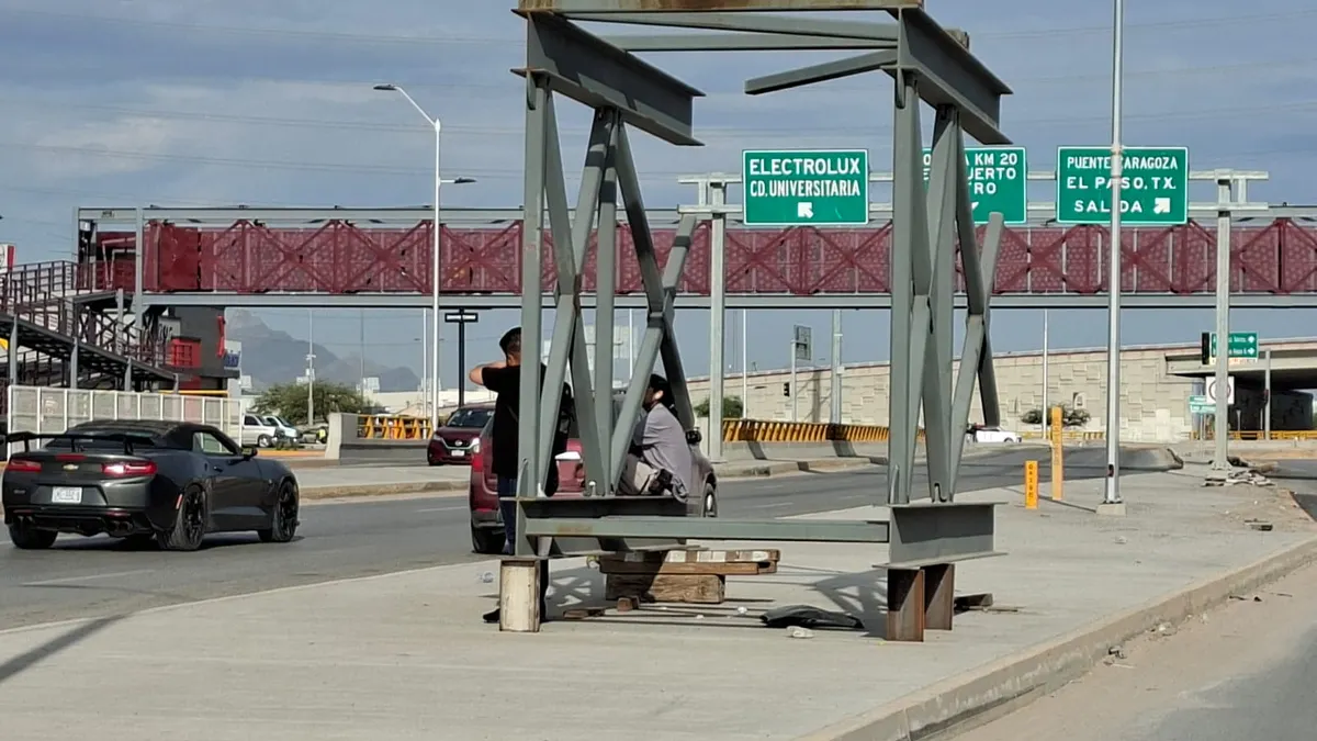 Piden retirar estructura de riesgo sobre banqueta en Talamás Camandari