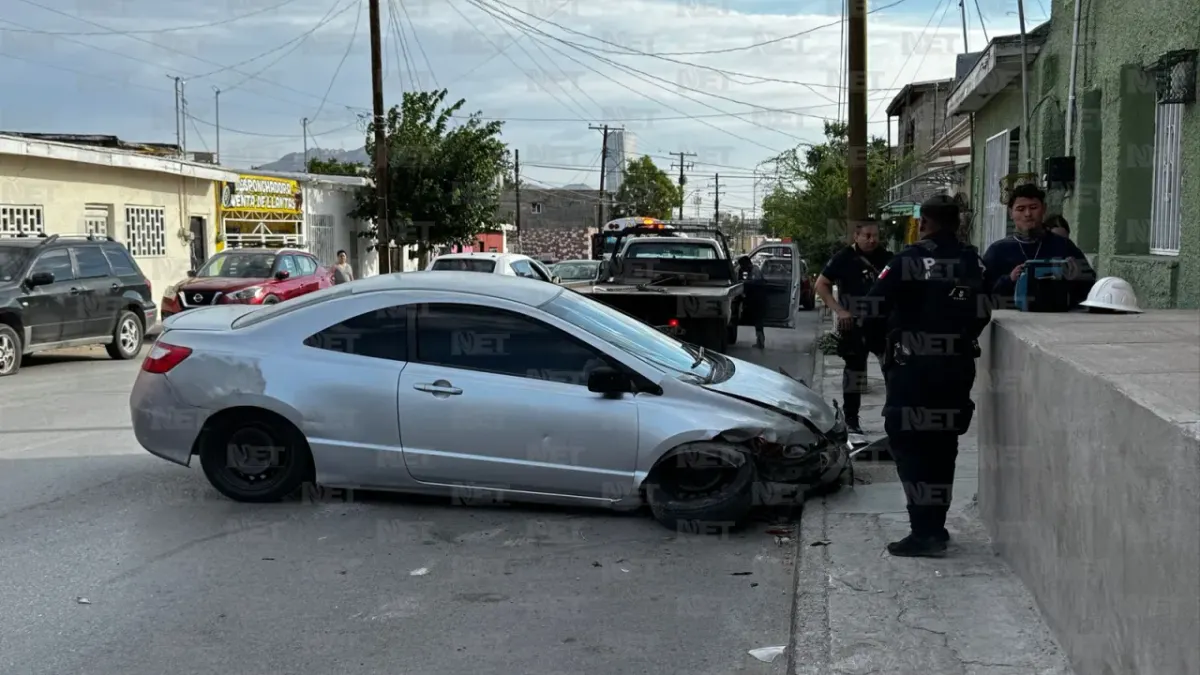 Se le sale la llanta y choca contra dos autos estacionados en la Chaveña