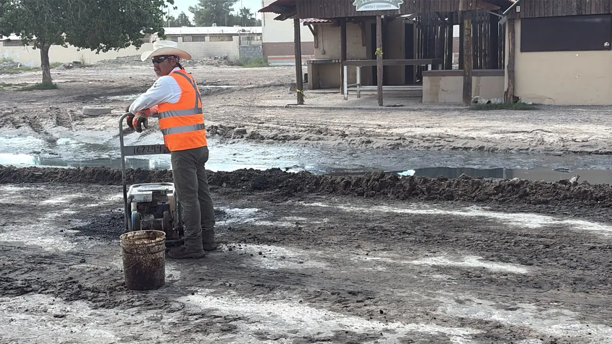 Supervisa Héctor Ortiz reparación de daños en la carretera Juárez-Porvenir