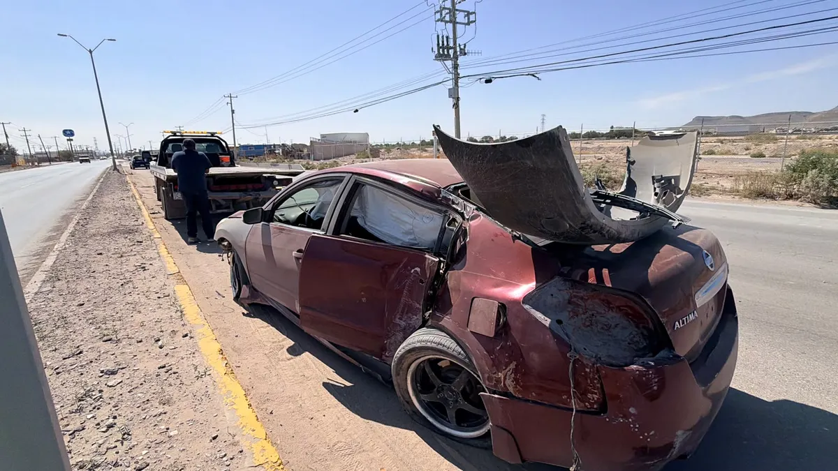 Conductora derriba lámpara y destroza su auto en bulevar Óscar Flores