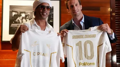 Regresa Ronaldinho al futbol profesional a sus 46 años y firma con club italiano