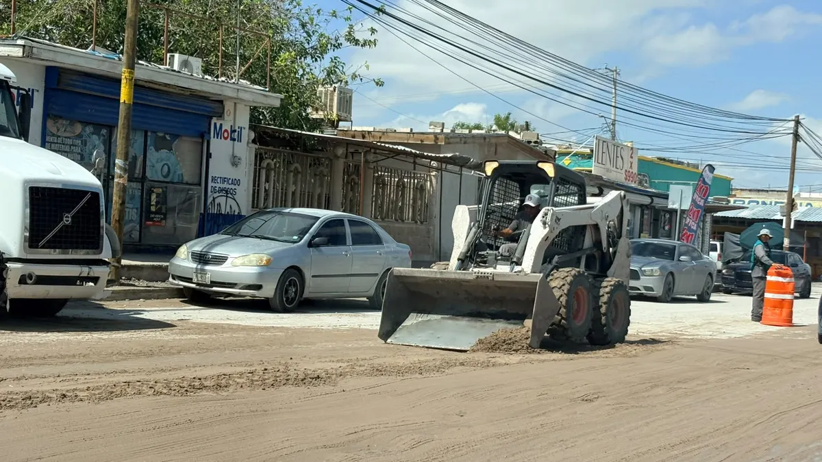 Despliegan maquinaria para limpiar lodo de las calles en Puerto de Palos