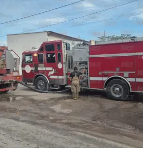 Incendio en recicladora de Juárez moviliza a bomberos de madrugada