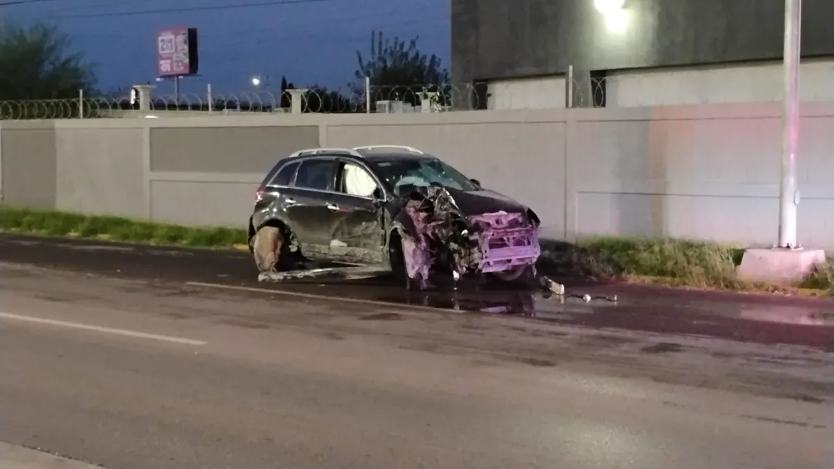 Conductora pierde control por cansancio y choca contra poste en la Tecnológico