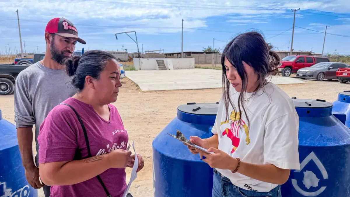 Apoya JMAS a familias con entrega de tinacos en Los Kilómetros
