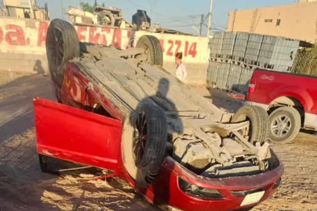 Vuelca automóvil en curva de la Talamás Camandari 