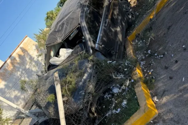 Derriba camioneta postes y se impacta contra colegio en Juárez 