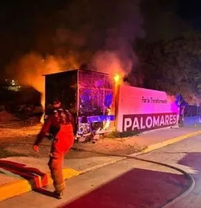 Incendio consume puesto de comida en la Felipe Ángeles