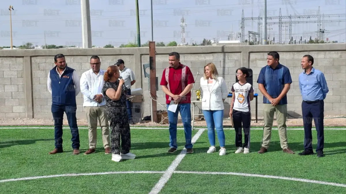 Entrega Municipio cancha con pasto sintético en Secundaria Federal 22