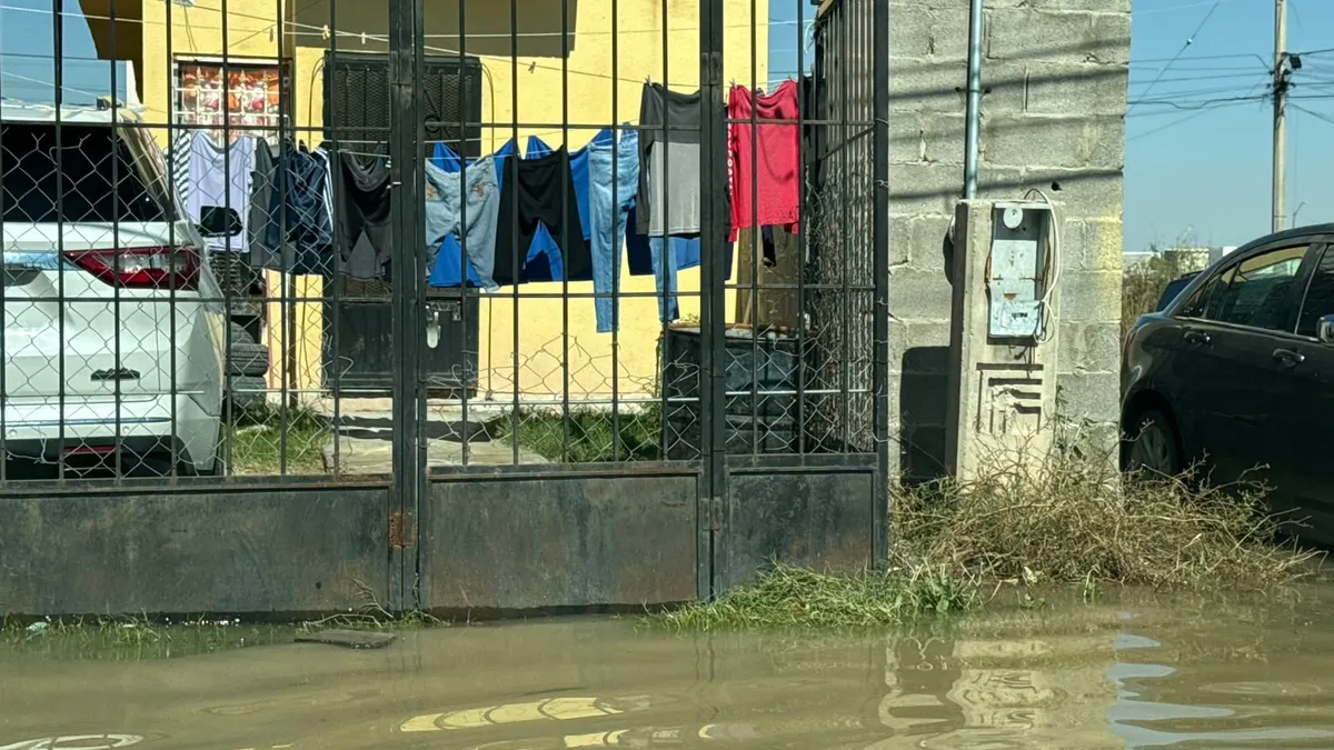 Desborda drenaje en Villas del Sur III y deja 150 casas rodeadas de aguas negras