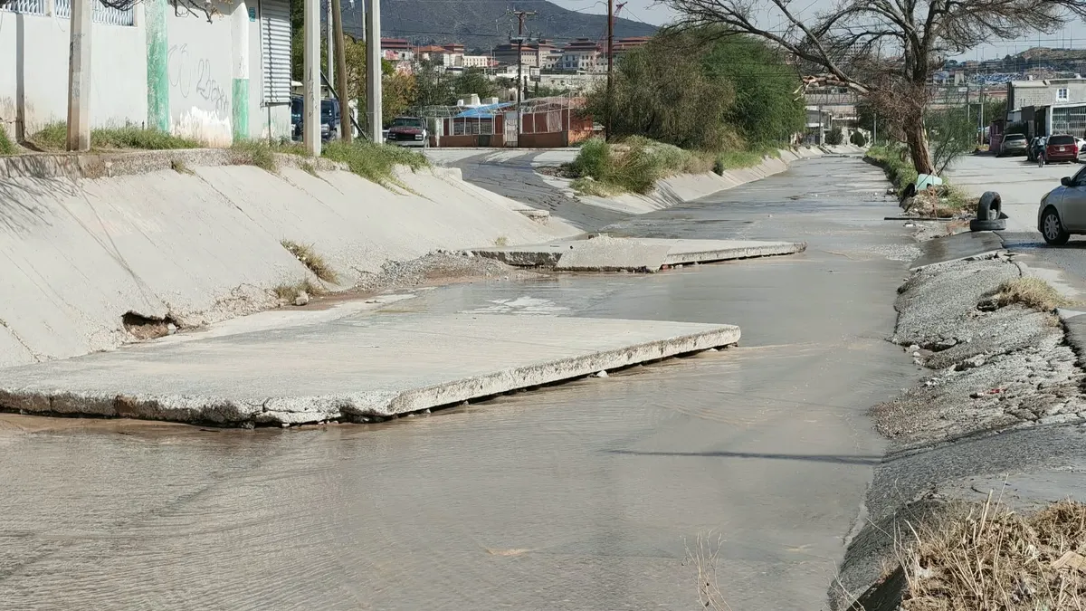 Lluvias arrancan pavimento en la Felipe Ángeles y dañan viviendas