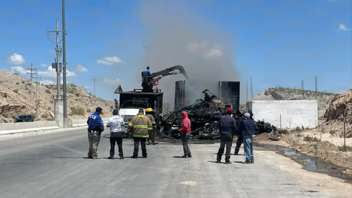 Sofocan incendio en caja de tráiler que llevaba vehículos chatarra a EU