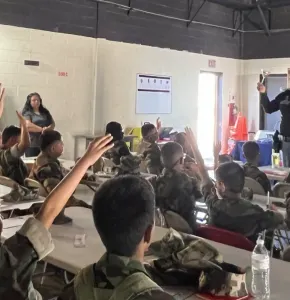 Policía de El Paso imparte charla preventiva a jóvenes Marines