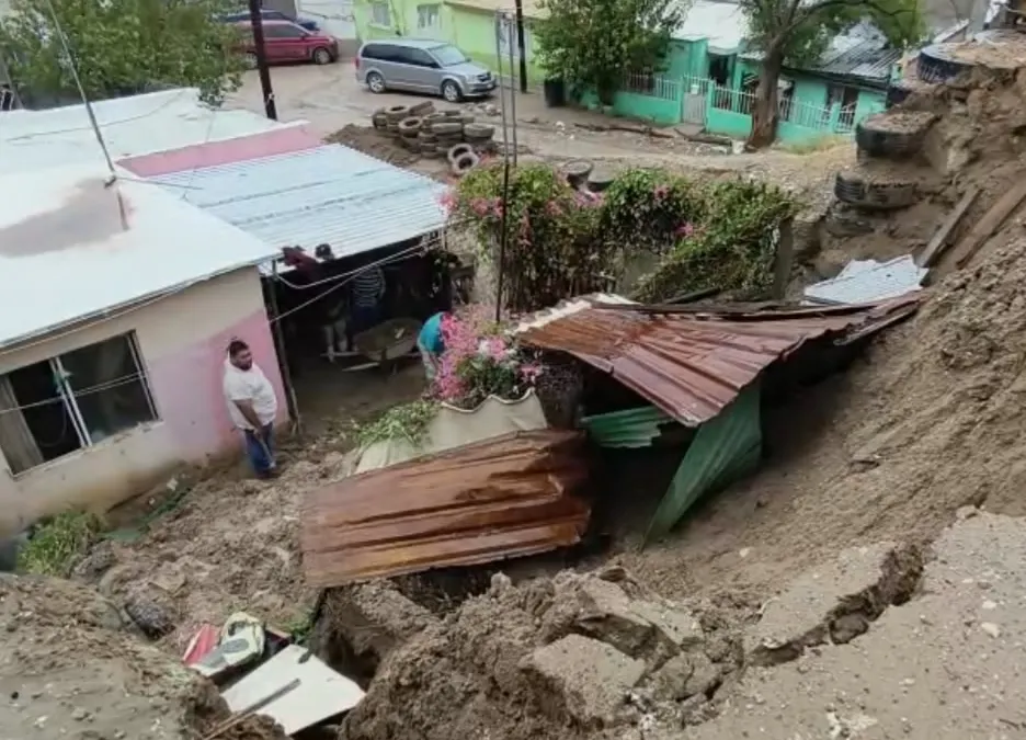 Lluvias causan deslave que pone en riesgo vivienda en la Emiliano Zapata