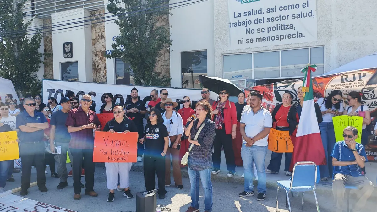 Marchan trabajadores del IMSS en Juárez contra acuerdos sindicales