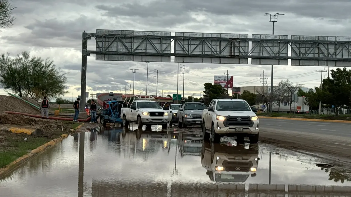 Habilitan dos carriles en Juan Pablo II tras labores de desagüe