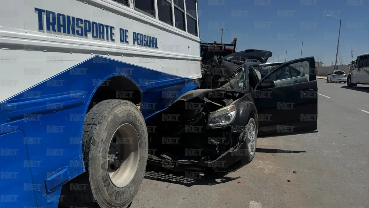 Choca conductor contra camión estacionado en Juárez