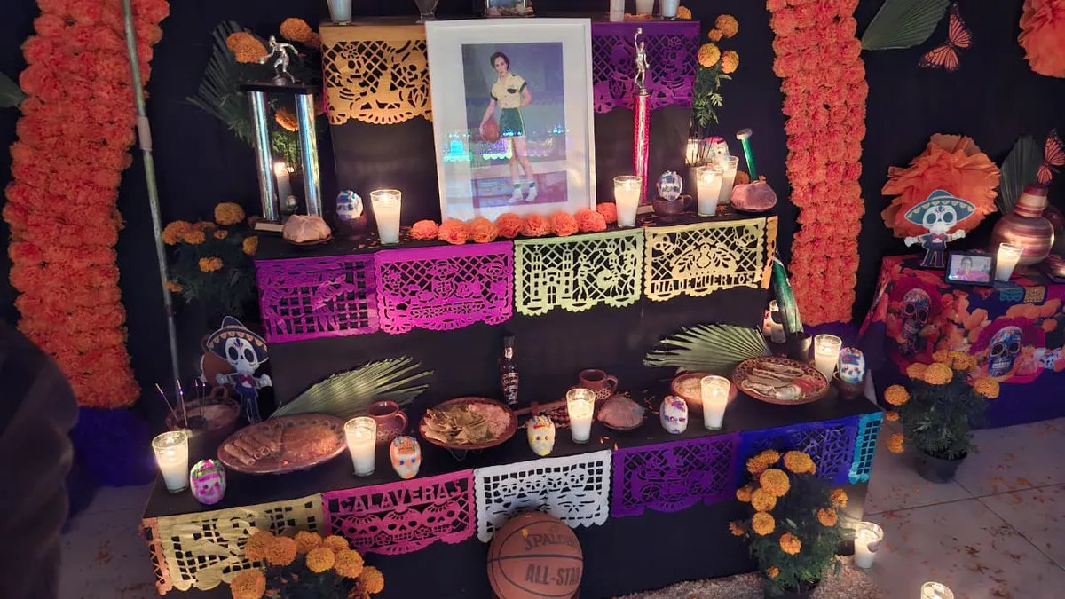 Instalan altar de Día de Muertos en honor a Bertha Chiu en Secundaria Técnica 37