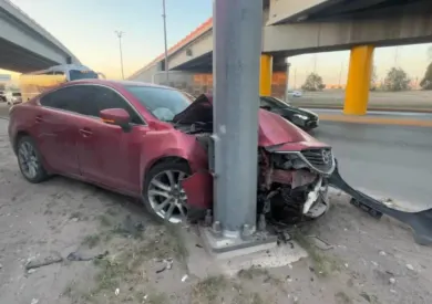 Provoca exceso de velocidad fuerte choque contra poste en la Pérez Serna