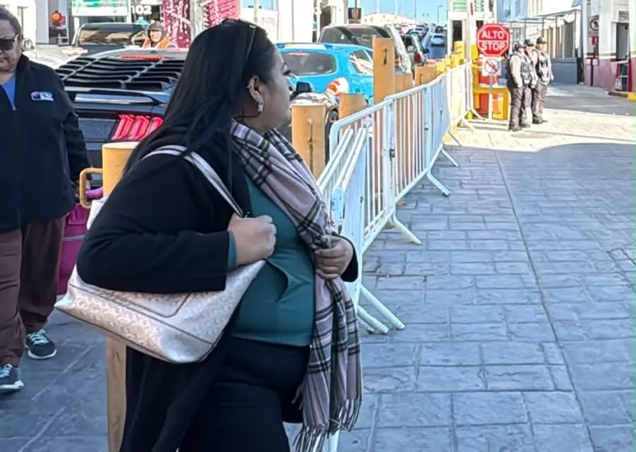 Salen juarenses bien abrigados ante el descenso de temperaturas este sábado