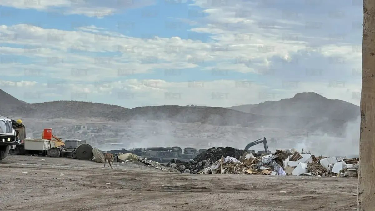 Cumplen Bomberos cerca de 48 horas combatiendo incendio de recicladora