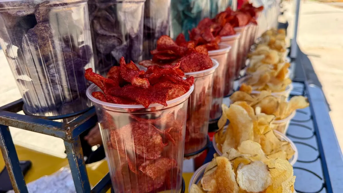Mantiene Roberto su negocio de aguas frescas y papas locas en la Gómez Morín