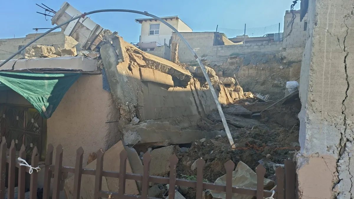 Derrumbe de barda daña vivienda en colonia Vicente Guerrero