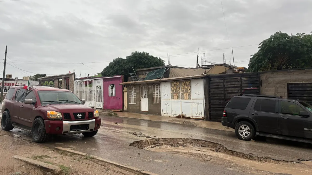 Lluvias provocan socavones en vialidad de Águilas de Zaragoza