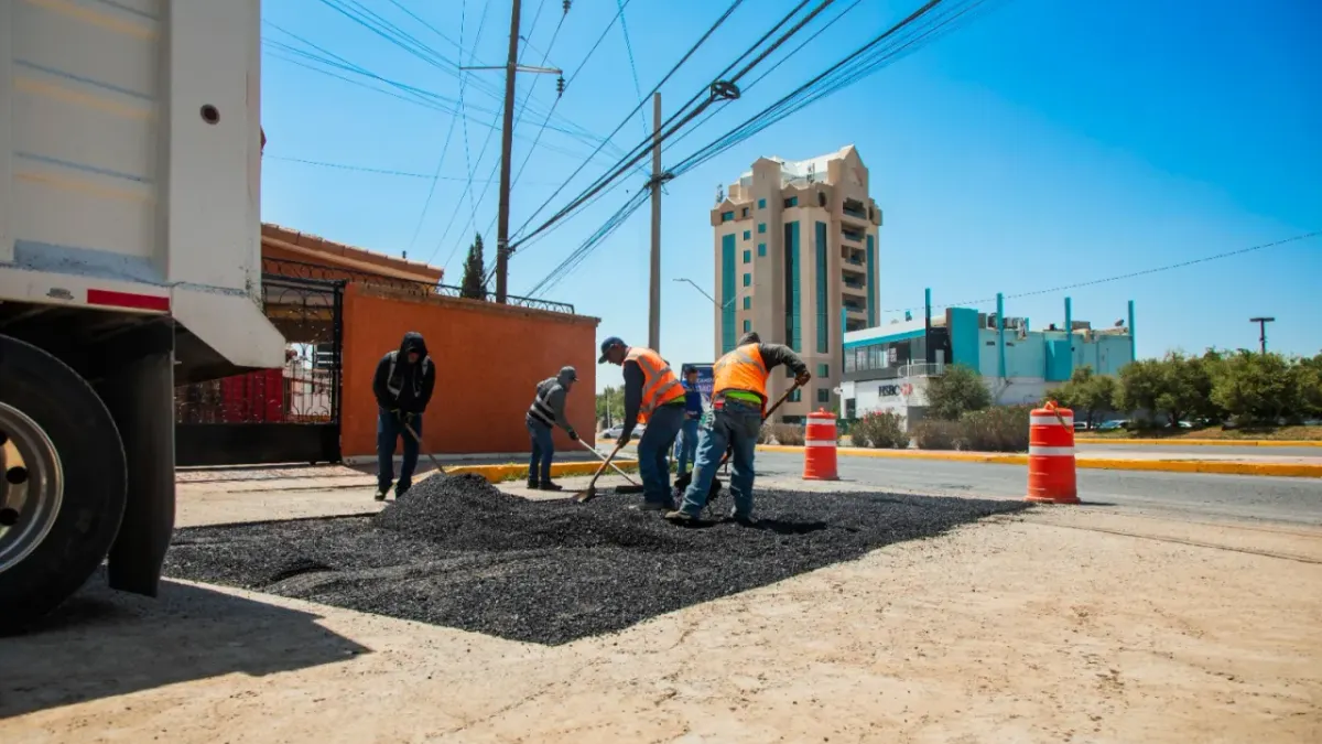 Bachea JMAS calle Parque de los Recuerdos tras reparar hundimiento de drenaje
