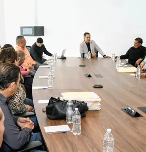 Dialoga Gilberto Loya con sociedad civil en Torre Centinela