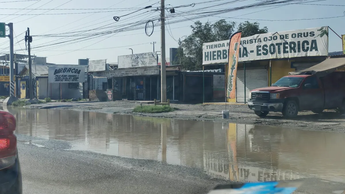 Alertan por hoyancos de gran tamaño en varias vialidades de Juárez tras lluvias