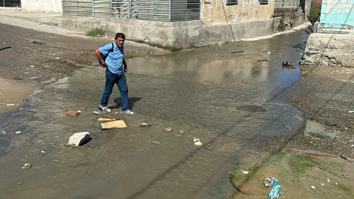 Vecinos de Barrio Alto enfrentan arroyo de aguas negras desde hace semanas