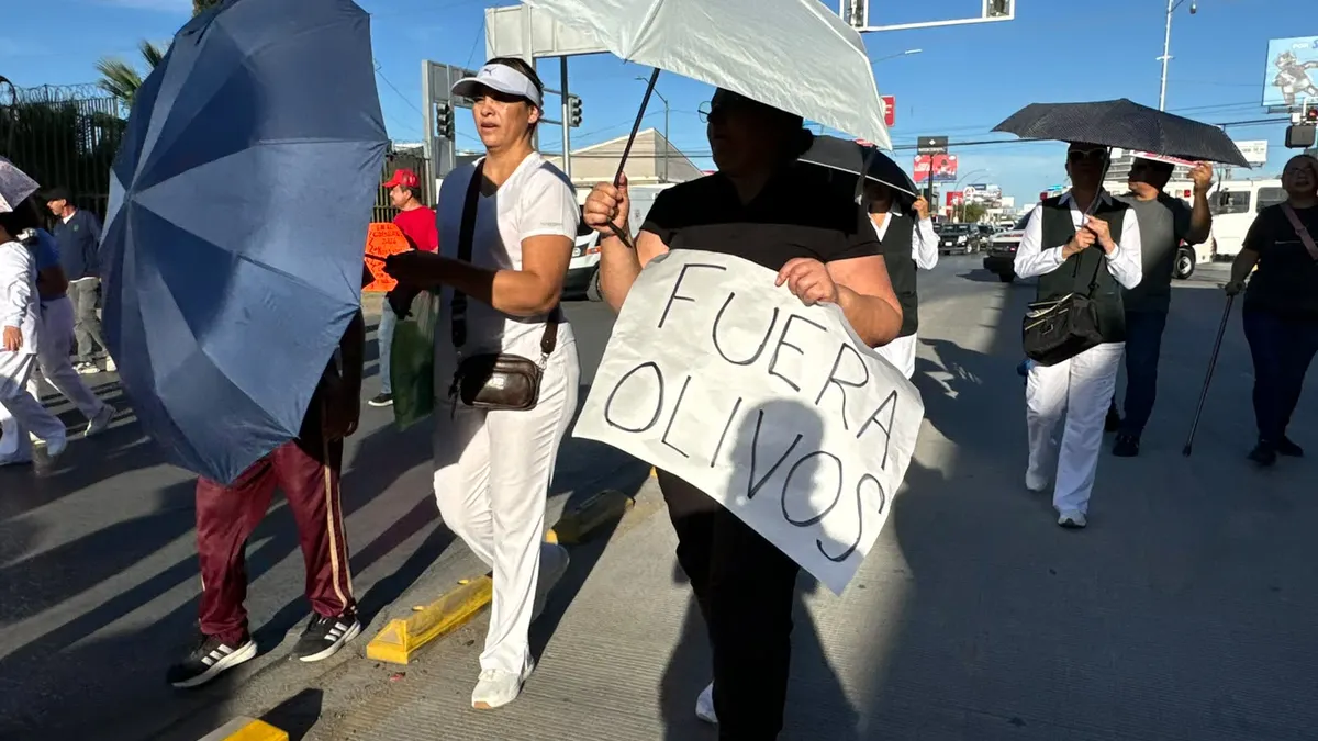 Trabajadores del IMSS rechazan aumento salarial y salen a las calles en Juárez