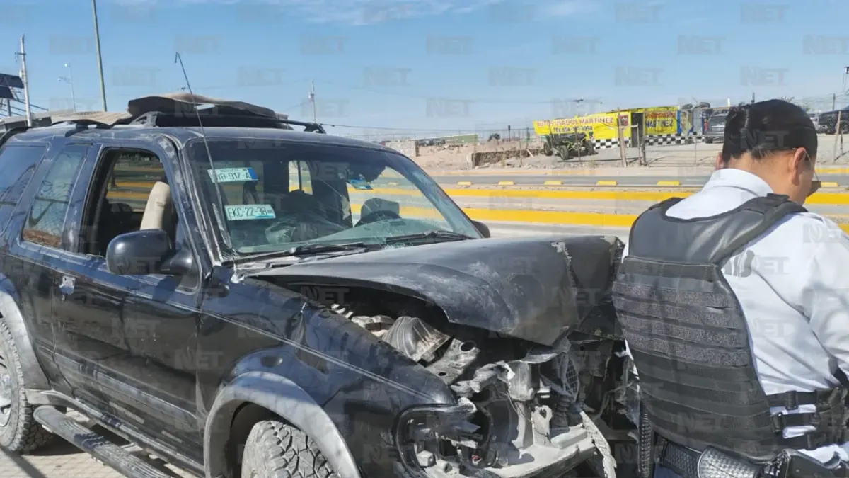 Camión se pasa luz roja, impacta camioneta y se da a la fuga en bulevar Zaragoza