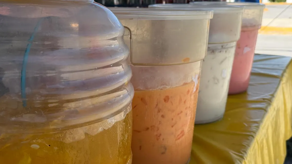 Mantiene Roberto su negocio de aguas frescas y papas locas en la Gómez Morín