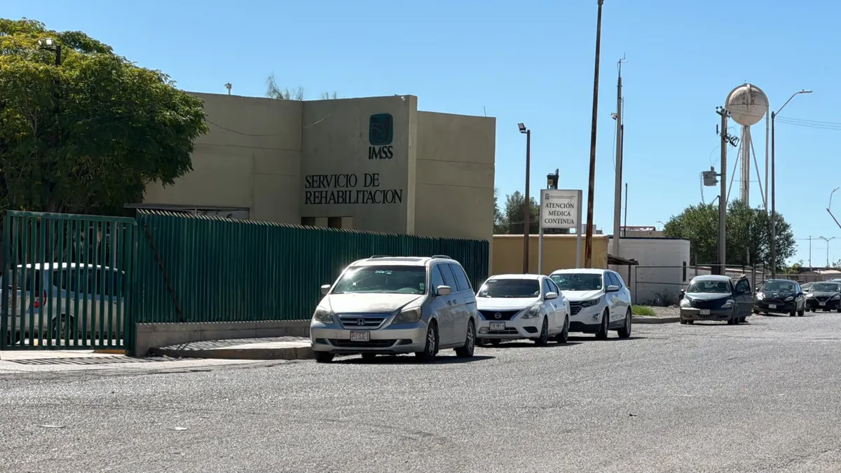 Baches en acceso a urgencias del IMSS 67 causan daños a vehículos
